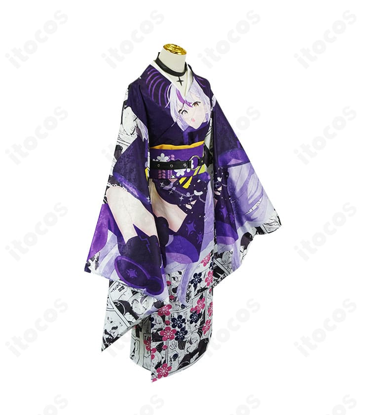 ラプラス・ダークネス お正月衣装コスプレの側面。袖のボリュームや腰回りのライン、装飾の立体感が分かる画像。