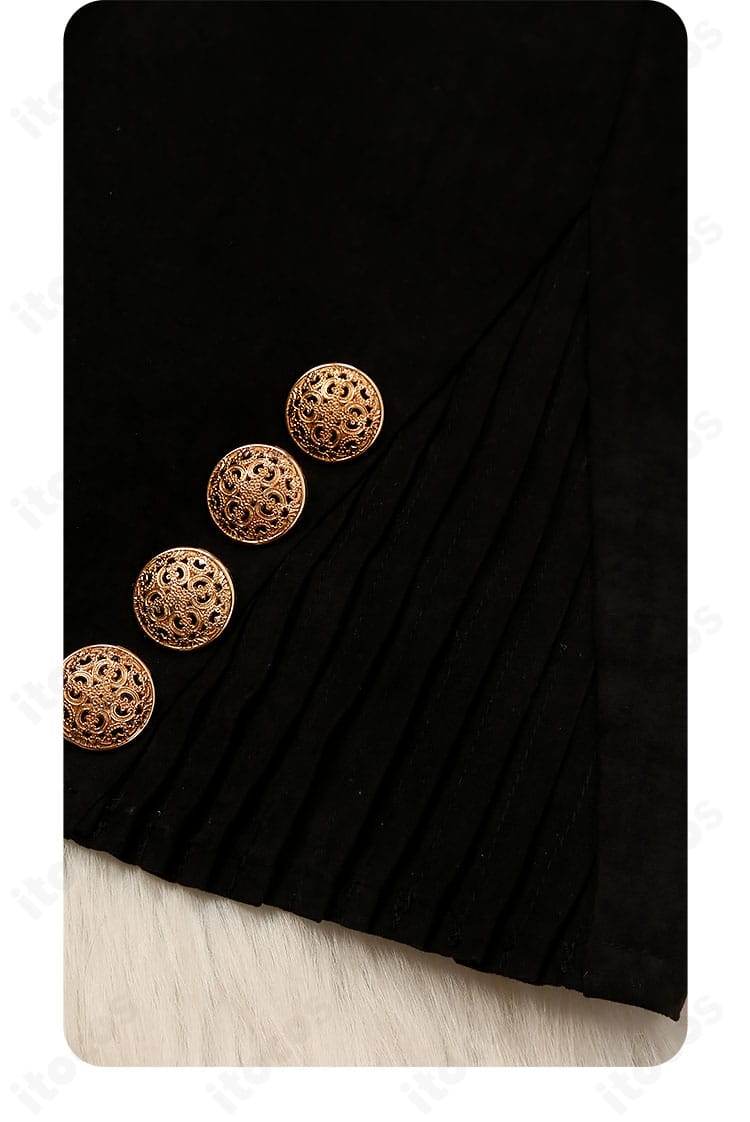 背面チェーン装飾のクローズアップ。アクセントパーツの質感と取り付け位置を示す