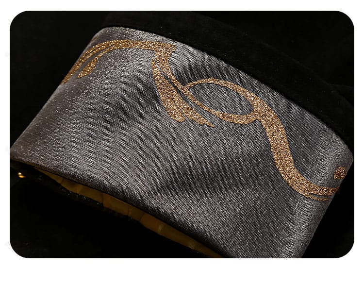 インナーの正面ディテール。シャツの襟元やフロントの仕立てが分かるクローズアップ