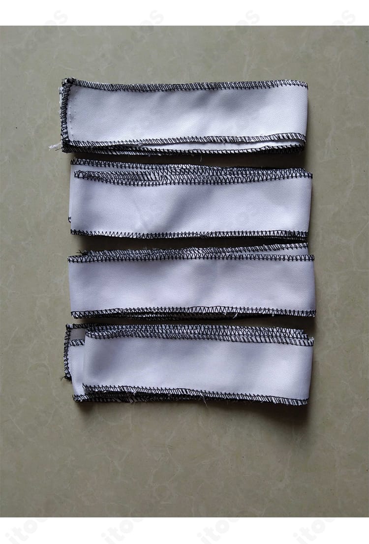 ネクタイと鈴アクセサリーの接写。ラト・バッカらしさを伝えるポイントディテール