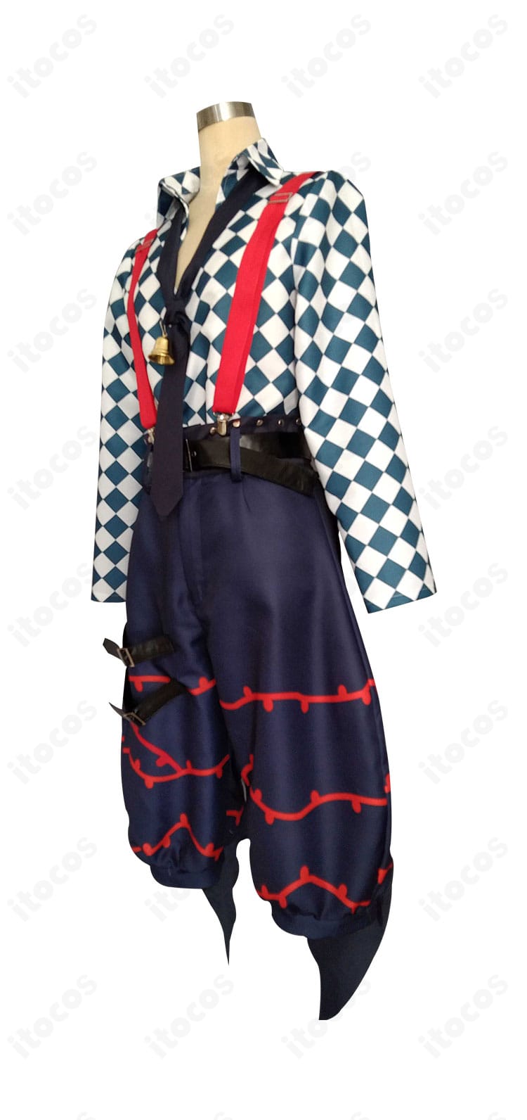 側面アングルのラト・バッカ衣装。タイトですっきり見える執事シルエットを強調