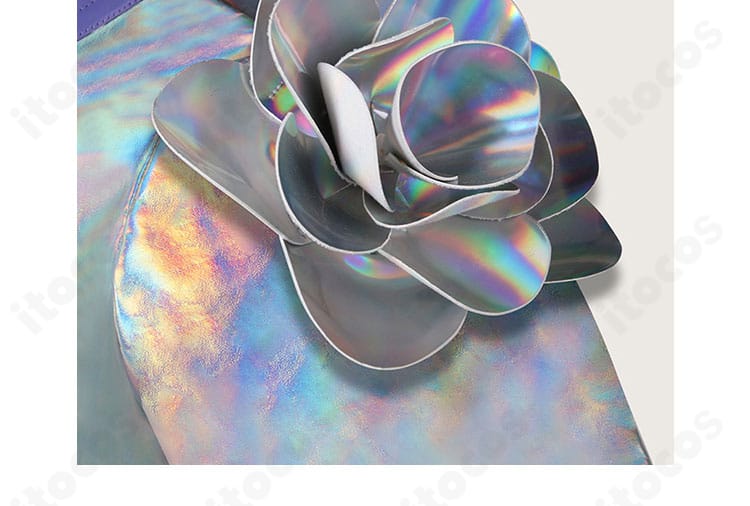 バイパー衣装の肩部花柄風装飾パーツのクローズアップ