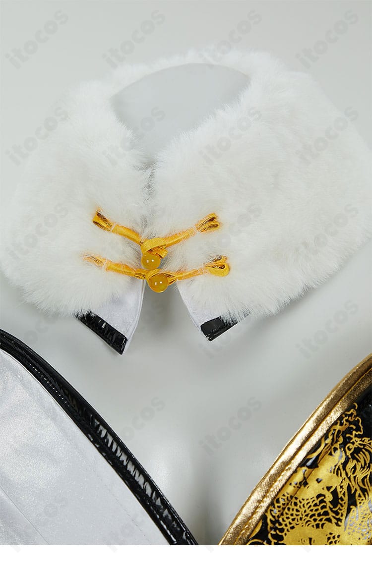 勝利の女神：NIKKE ノワール衣装の襟元装飾アップ。首元パーツと刺繍の精巧さを示す画像。