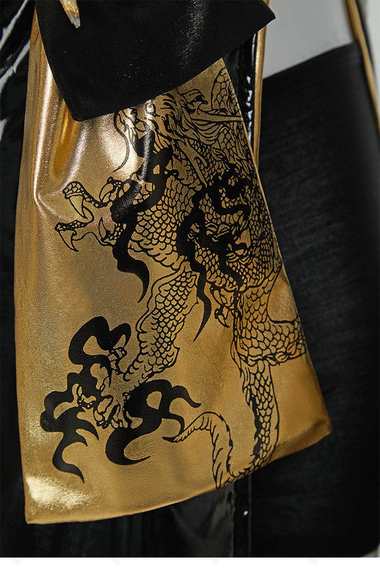 衣装裾のドラゴンモチーフ刺繍アップ。糸色のコントラストと模様の精密さを示すカット。