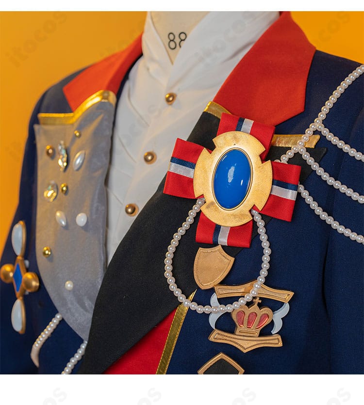 伏見弓弦 コスプレ衣装の前胸装飾ディテール。胸飾りとブレード、刺繍の意匠が見えるクローズアップ