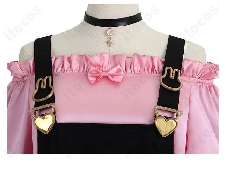 チョーカーと襟周りのアップ。刺繍と金具、縁取りの質感が確認できる