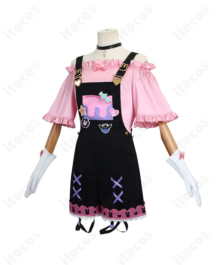 オーバーオール衣装の側面図。サイドシルエットと腰回りの装飾・縫製が見える