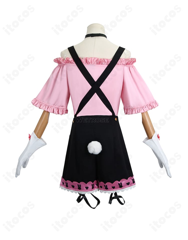 衣装背面図。背中の開きとオーバーオールストラップ、背面装飾の配置がわかる