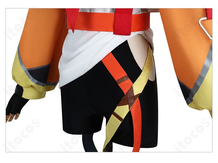 腿部装飾のアップ。ショートパンツ周辺の意匠やパネル切り替えのライン