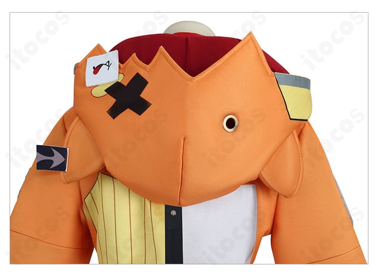 背面装飾のディテール。背中中央の意匠と裾の切り替え、ドレープの表情