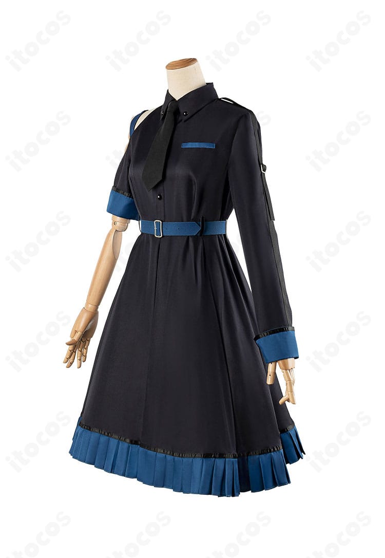 学園アイドルマスター 白線コスプレ衣装の側面。フィット感とAラインの美しさ、サイドの白ライン配置を確認できる画像。